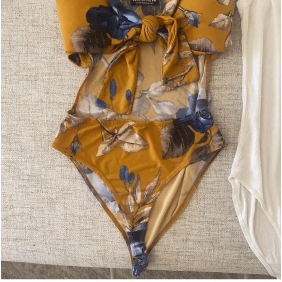 🪞 bundle of two cami strap  bodysuits size small set of 2 - Picture 3 of 4